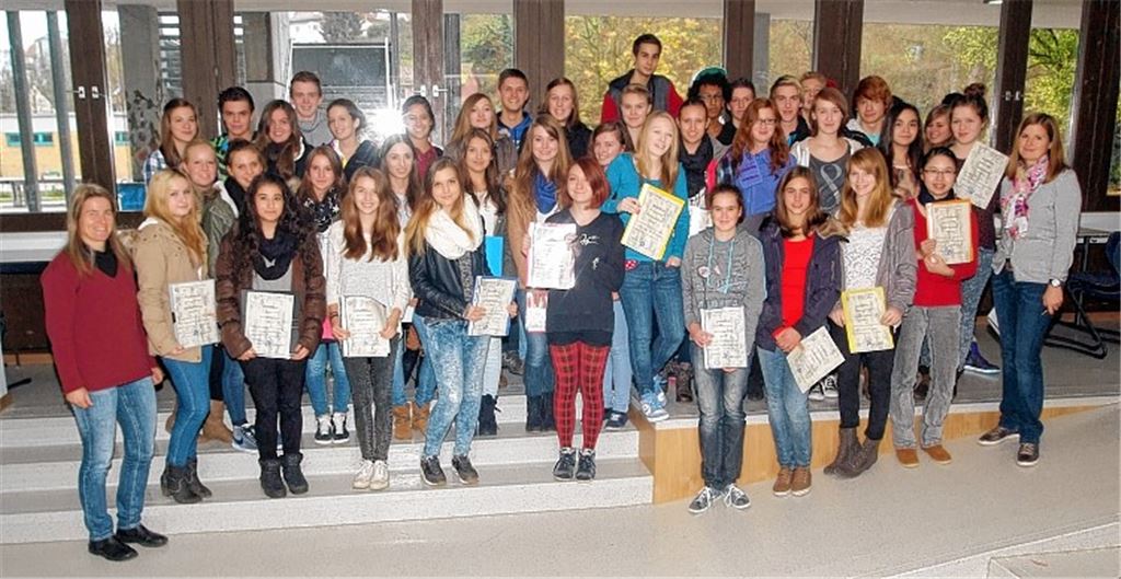 Schüler freuen sich über ihre Urkunden für ein zweiwöchiges Sozialpraktikum. Foto: Fotomoment