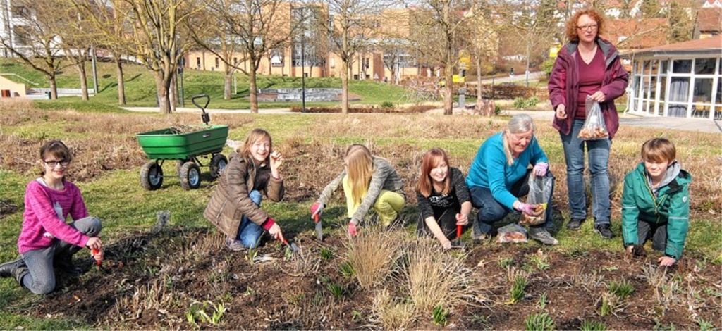 Schüler helfen beim Frühlingserwachen