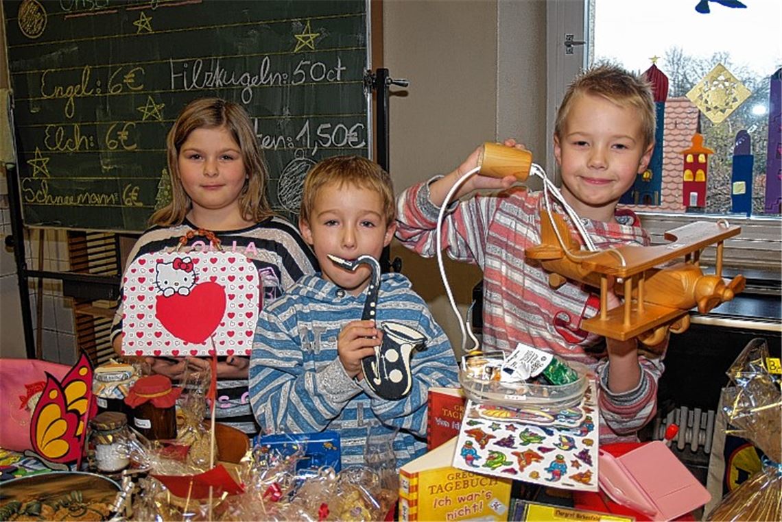 Schüler preisen ihre Waren an.