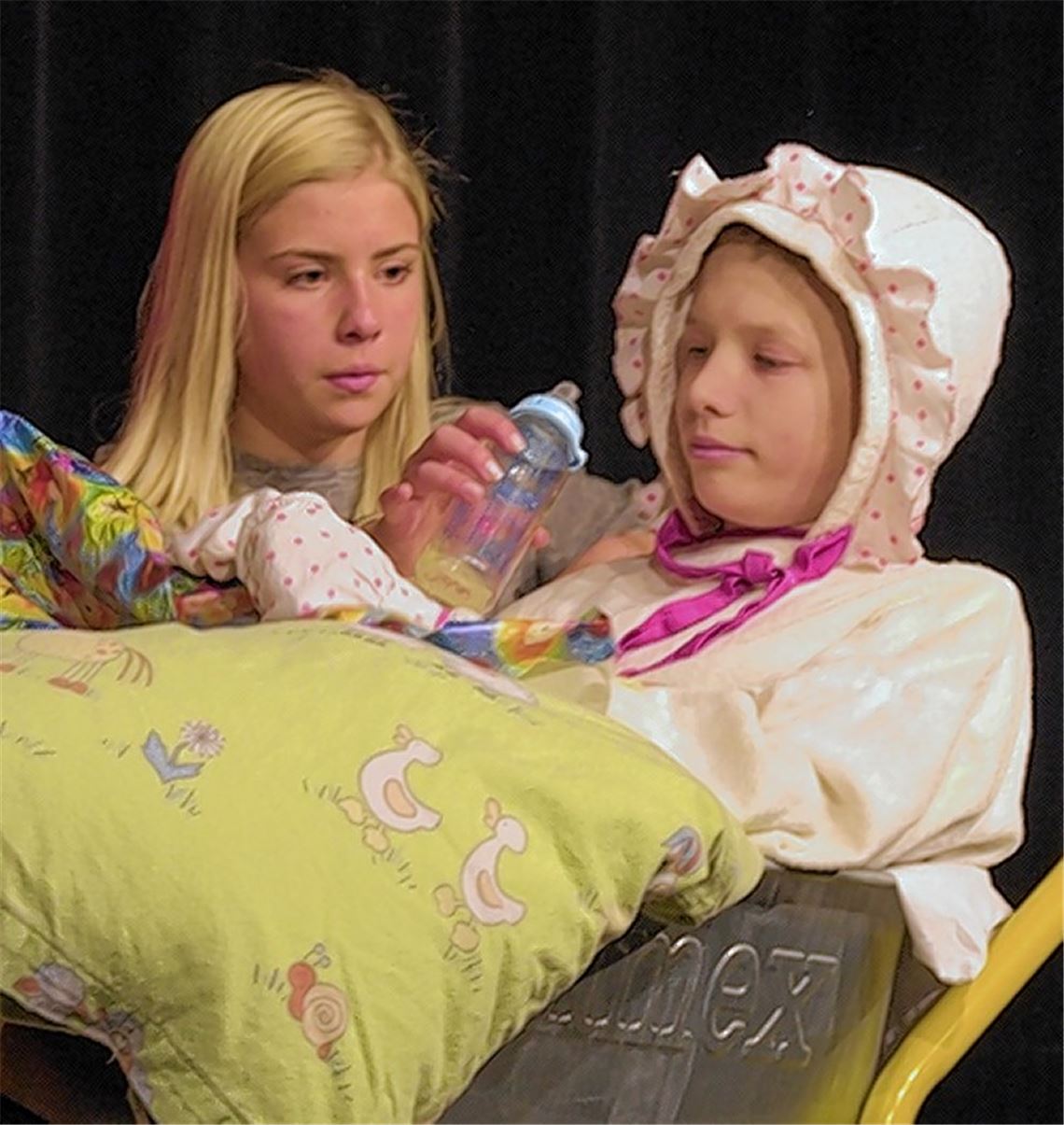 Schüler spielen Theater.