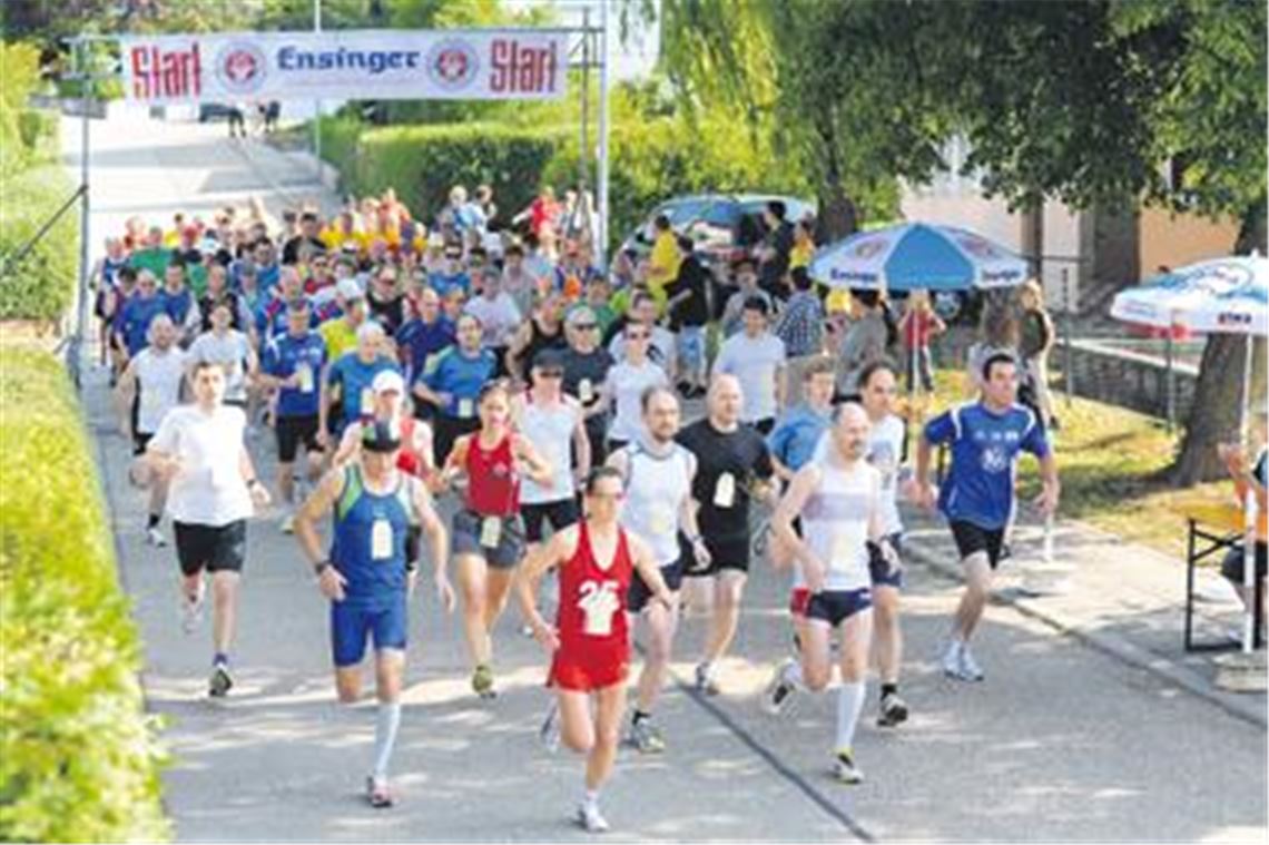 Schüler und Aktive, Läufer und Walker  alle starten in Schützingen gemeinsam.
Foto: Fotomoment