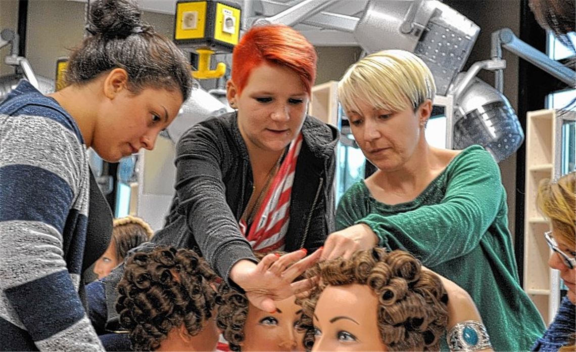 Schüler und Lehrer der Abteilung Körperpflege an der Steinbeis-Schule bei der Arbeit.