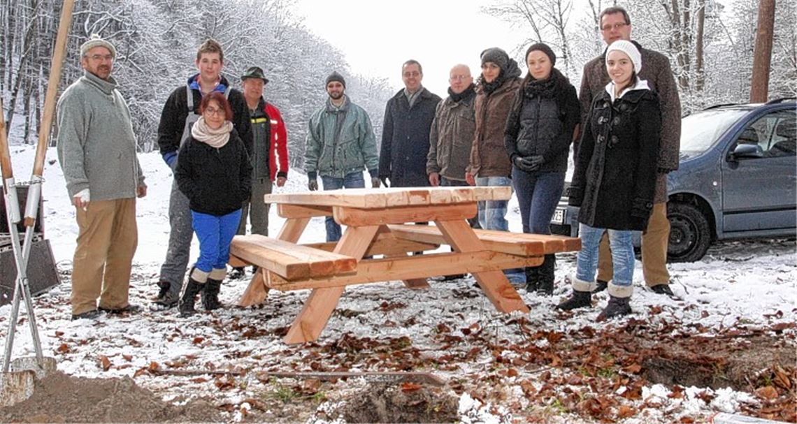 Schüler und Lehrer der Alfons-Kern-Berufsschule haben Löcher für die Betonfundamente ausgehoben, die der Tischbank Halt geben sollen. Vize-Landrat Wolfgang Herz (Sechster v.re.) und Bürgermeister Felchle (vorne re.) freuen sich über das Engagement der Jugendlichen.