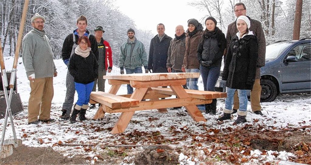 Schüler und Lehrer der Alfons-Kern-Berufsschule haben Löcher für die Betonfundamente ausgehoben, die der Tischbank Halt geben sollen. Vize-Landrat Wolfgang Herz (Sechster v.re.) und Bürgermeister Felchle (vorne re.) freuen sich über das Engagement der Jugendlichen.