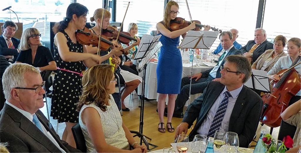 Schülerinnen der Jugendmusikschule Pforzheim musizieren mit den Gästen der Veranstaltung des Vereins „ObenAuf“, die für ihr Engagement geehrt werden. 