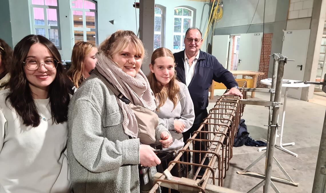 Schülerinnen der Ludwig-Uhland-Schule testen unter Anleitung von Ausbildungsleiter Jürgen Lipps ihr Geschick. Foto: Peche