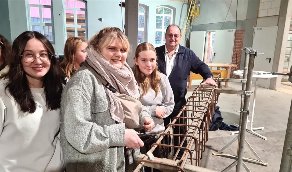 Schülerinnen der Ludwig-Uhland-Schule testen unter Anleitung von Ausbildungsleiter Jürgen Lipps ihr Geschick. Foto: Peche