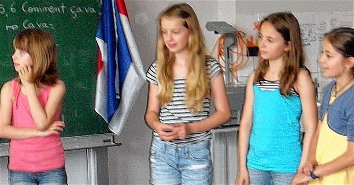 Schülerinnen lernen die französische Kultur näher kennen.