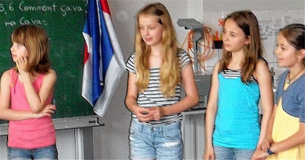 Schülerinnen lernen die französische Kultur näher kennen.