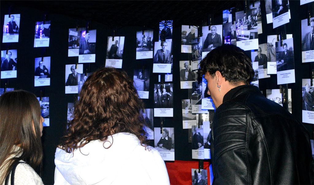 Schülerinnen und Schüler der Beruflichen Schule Mühlacker besuchen die Ausstellung „In bester Verfassung!?“, die noch bis zum 29. April in Mühlacker zu sehen ist. Fotos: Stahlfeld