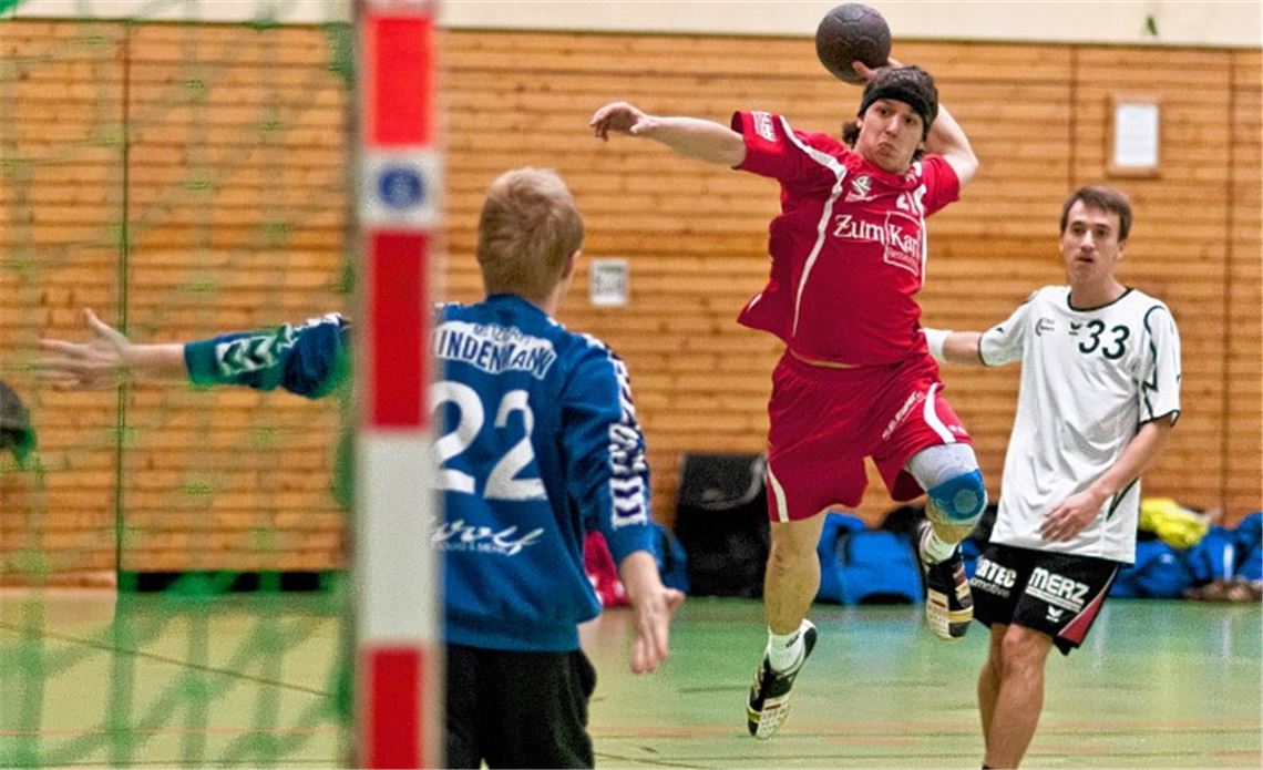 Schützenfest: Während der TSV Knittlingen (in rot) gegen die TSG Niefern beim 37:19 leichtes Spiel hatte, wartet am kommenden Sonntag ein anderes Kaliber auf die Handballer von Trainer Medo Ganic. Mit dem HC Blau-Gelb Mühlacker wartet der Tabellenzweite der 1. Kreisliga Pforzheim auf die Truppe aus der Fauststadt.
