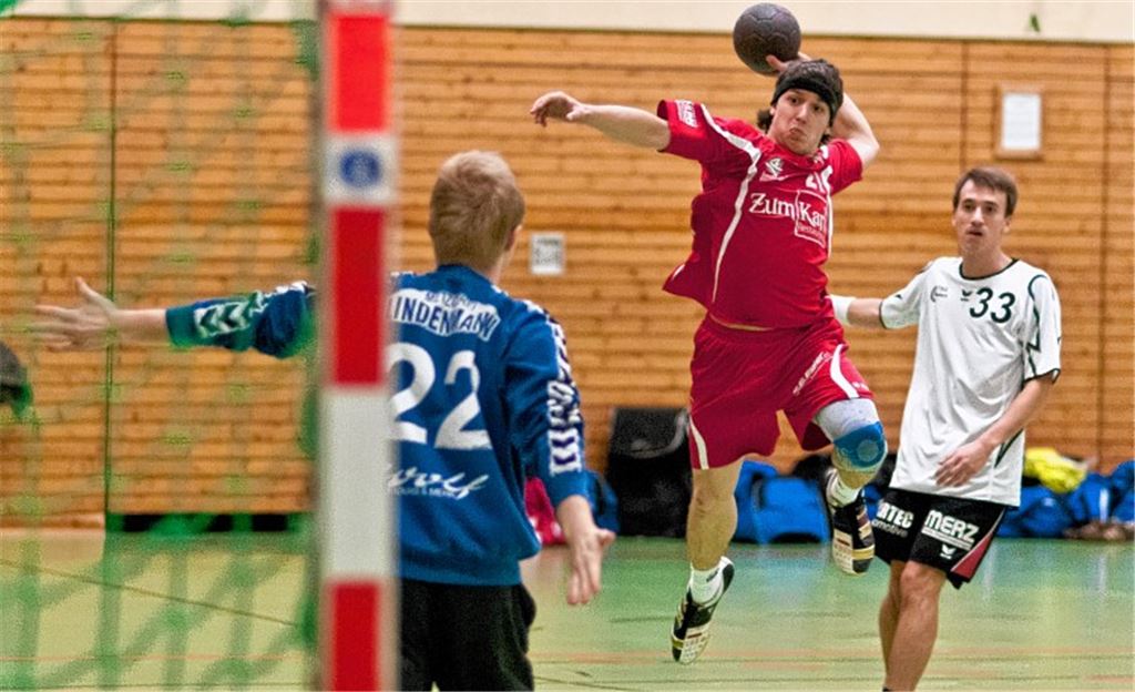 Schützenfest: Während der TSV Knittlingen (in rot) gegen die TSG Niefern beim 37:19 leichtes Spiel hatte, wartet am kommenden Sonntag ein anderes Kaliber auf die Handballer von Trainer Medo Ganic. Mit dem HC Blau-Gelb Mühlacker wartet der Tabellenzweite der 1. Kreisliga Pforzheim auf die Truppe aus der Fauststadt.