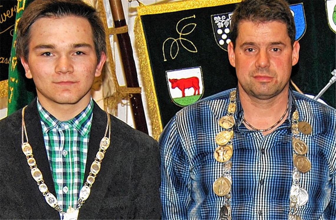 Schützenkönig Eberhard Wind (SpS Wiernsheim, re.) und Jugendschützenkönig Kevin Häußler (SV Sersheim). Foto: Haller