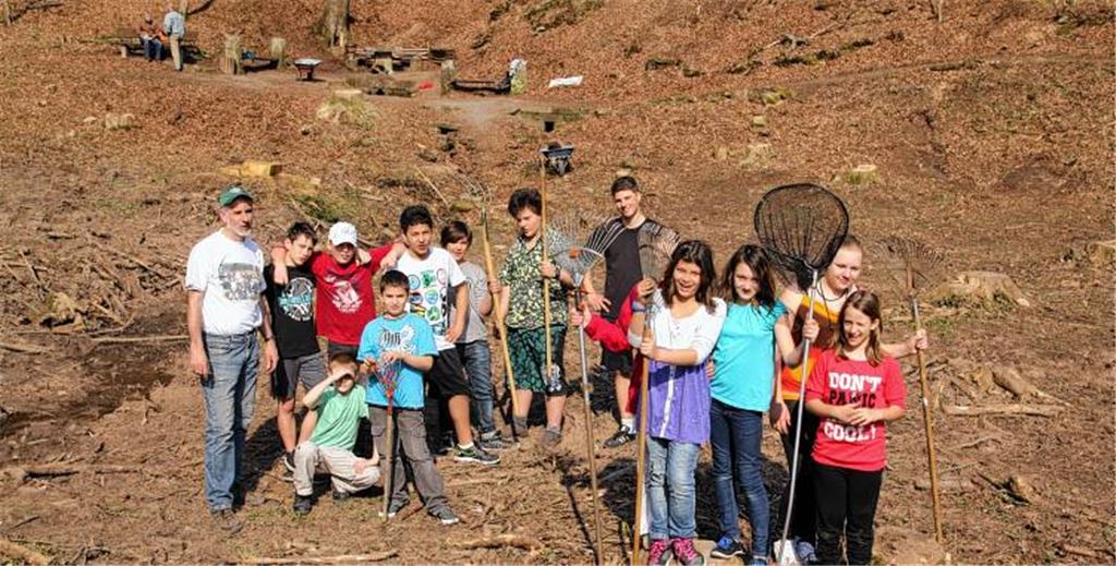 Schuften für die gute Sache: Die Schüler der Garten-AG von Lehrer Peter Krüger (li.) säubern den Teichboden am Studentenbrunnen in Maulbronn von Geäst und Steinen. 