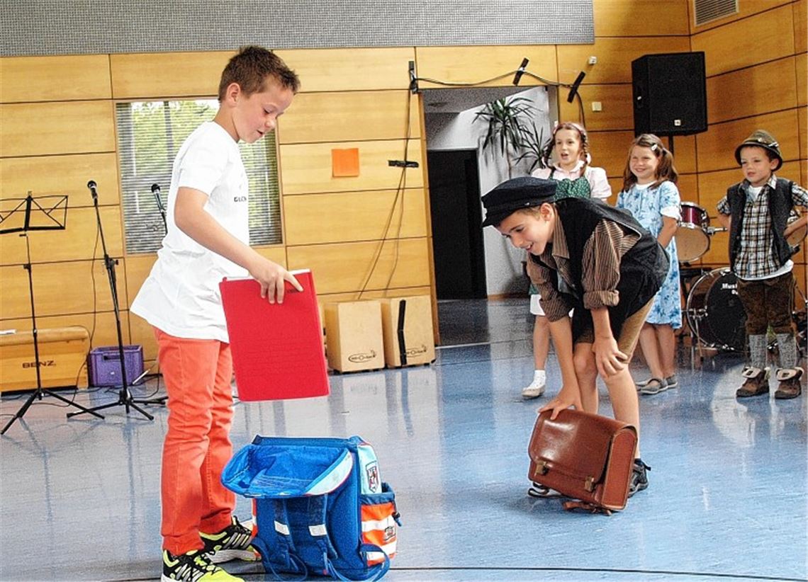 Schule damals und heute. Foto: Appich