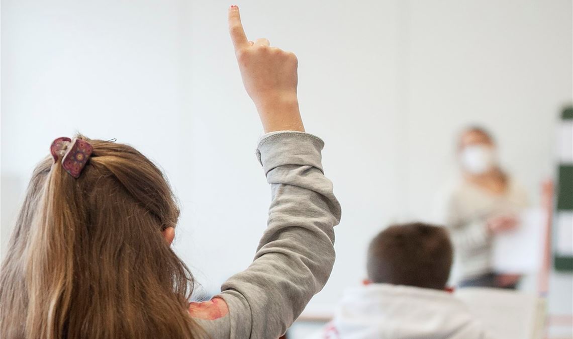 Schulen müssen wegen hoher Inzidenzen erneut umstellen auf Online-Unterricht. Foto: Fotomoment
