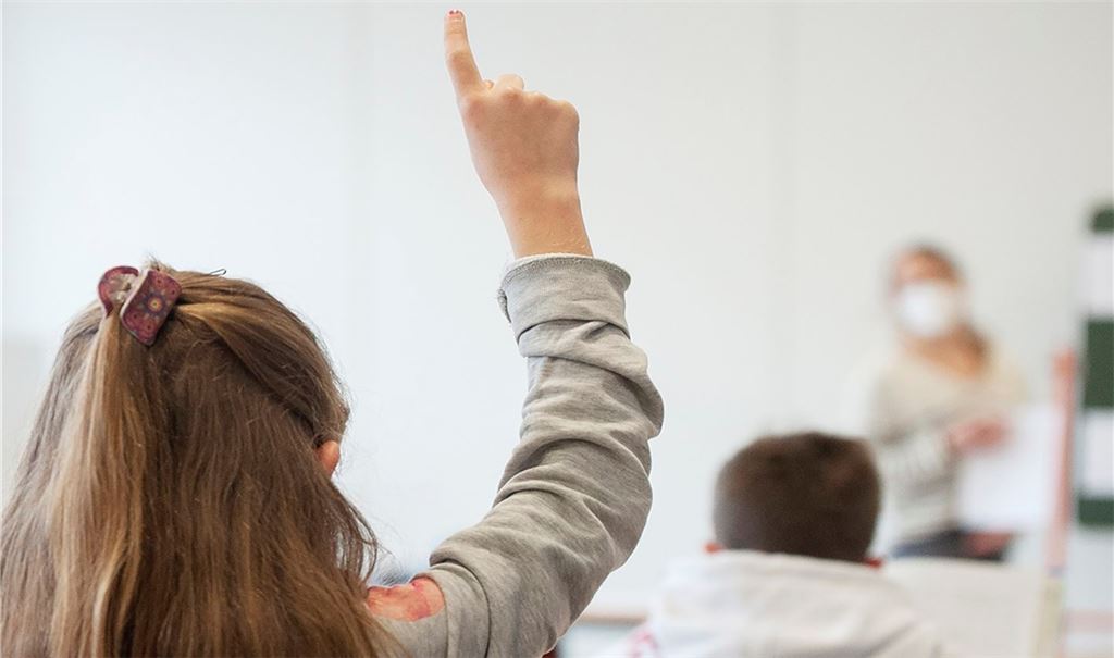 Schulen müssen wegen hoher Inzidenzen erneut umstellen auf Online-Unterricht. Foto: Fotomoment