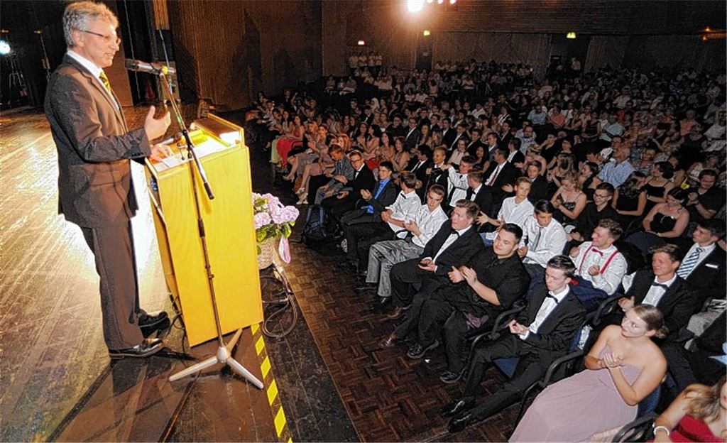 Schulleiter Dr. Hans-Joachim Blum bei seiner Ansprache und mit dem Schulbesten Robin Wetzel (Bild oben) sowie mit Hannes Obermeier, der den Preis der Elser Gruppe erhält.