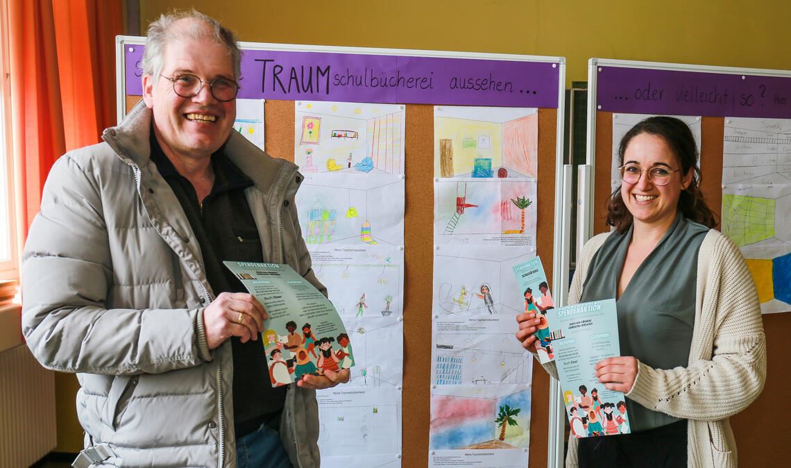 Schulleiter Matthias Klewar und die verantwortliche Lehrerin Nilufar Malcher im Raum der künftigen Schulbücherei. Noch ist viel zu tun. Foto: Klassen