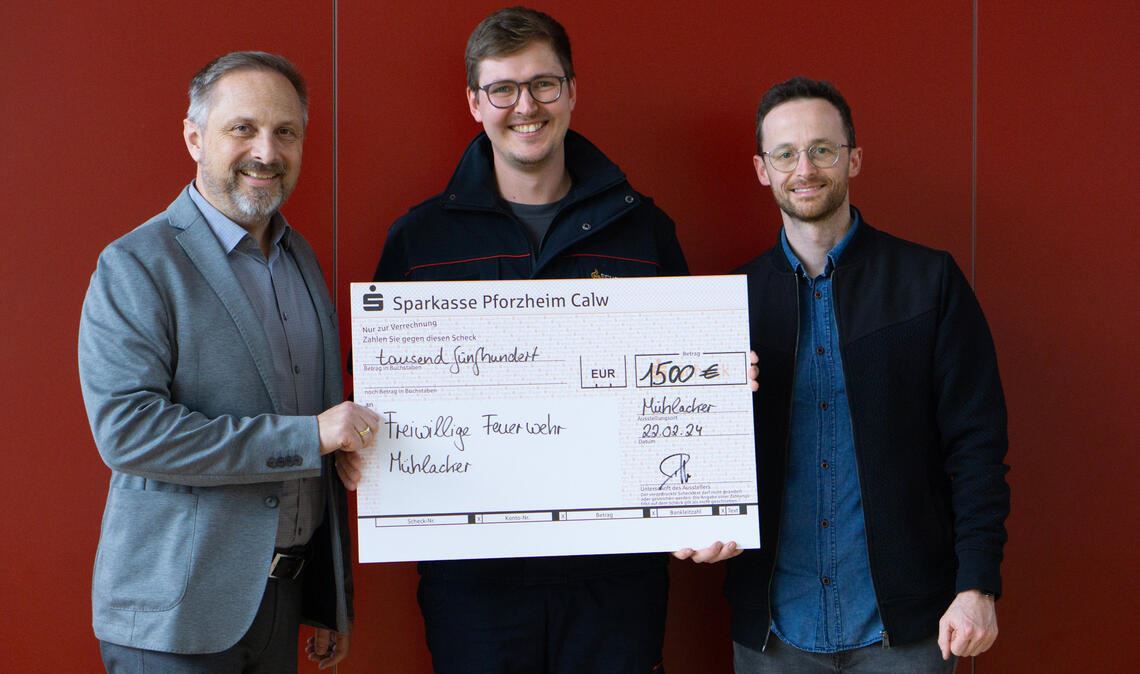 Schulleiter Reinhard Wurster (li.) und Schulseelsorger Valentin Damm (re.) übergeben die Spende an Joachim Leu von der Feuerwehr Mühlacker. Foto: privat