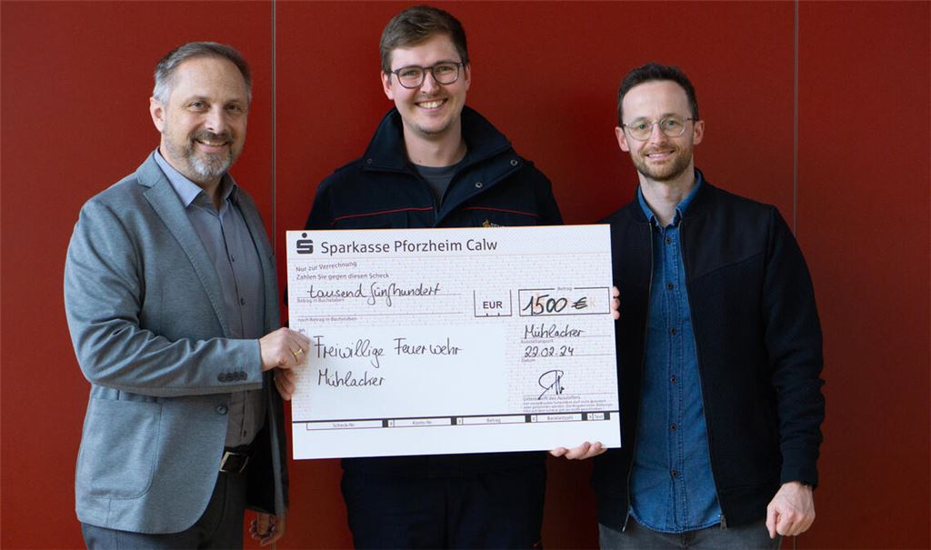 Schulleiter Reinhard Wurster (li.) und Schulseelsorger Valentin Damm (re.) übergeben die Spende an Joachim Leu von der Feuerwehr Mühlacker. Foto: privat