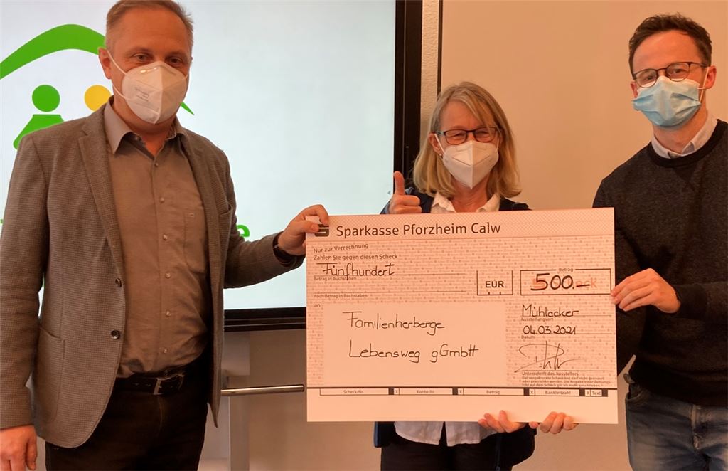 Schulleiter Reinhard Wurster (li.) und Schulseelsorger Valentin Damm überreichen Karin Eckstein (Familienherberge) einen Scheck in Höhe von 500 Euro. Foto: privat