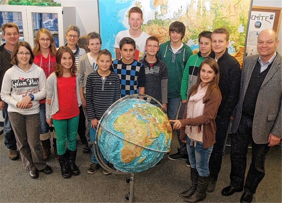 Schulleiter Thomas Mühlbayer (re.) und die Lehrer Christian Forchel (li.) sowie Irene Gompper (hinten 3.v.li.) gratulieren den Gruppen- und Klassensiegern sowie dem Schulsieger Hannes Kurz (4.v.li. hinten).