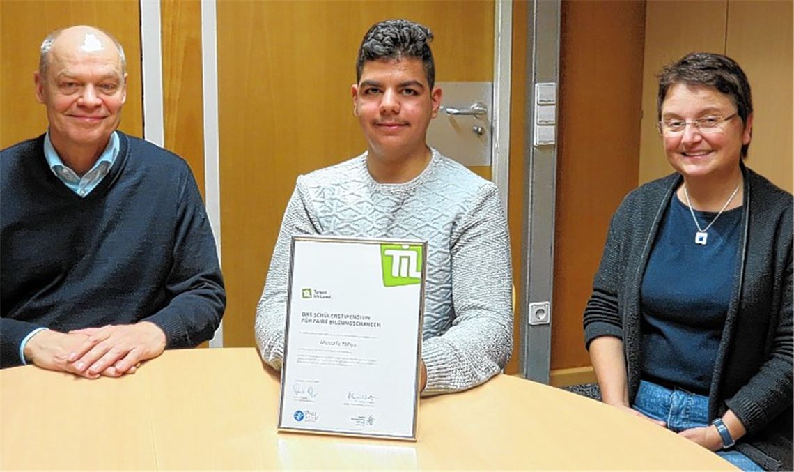 Schulleiter Thomas Mühlbayer und Lehrerin Bettina Pfäffle freuen sich über den Erfolg des Achtklässlers Mustafa Yahya, der in vielen Fächern durch überdurchschnittliche Leistungen glänzt und ins Stipendienprogramm „Talent im Land“ aufgenommen worden ist.Becker