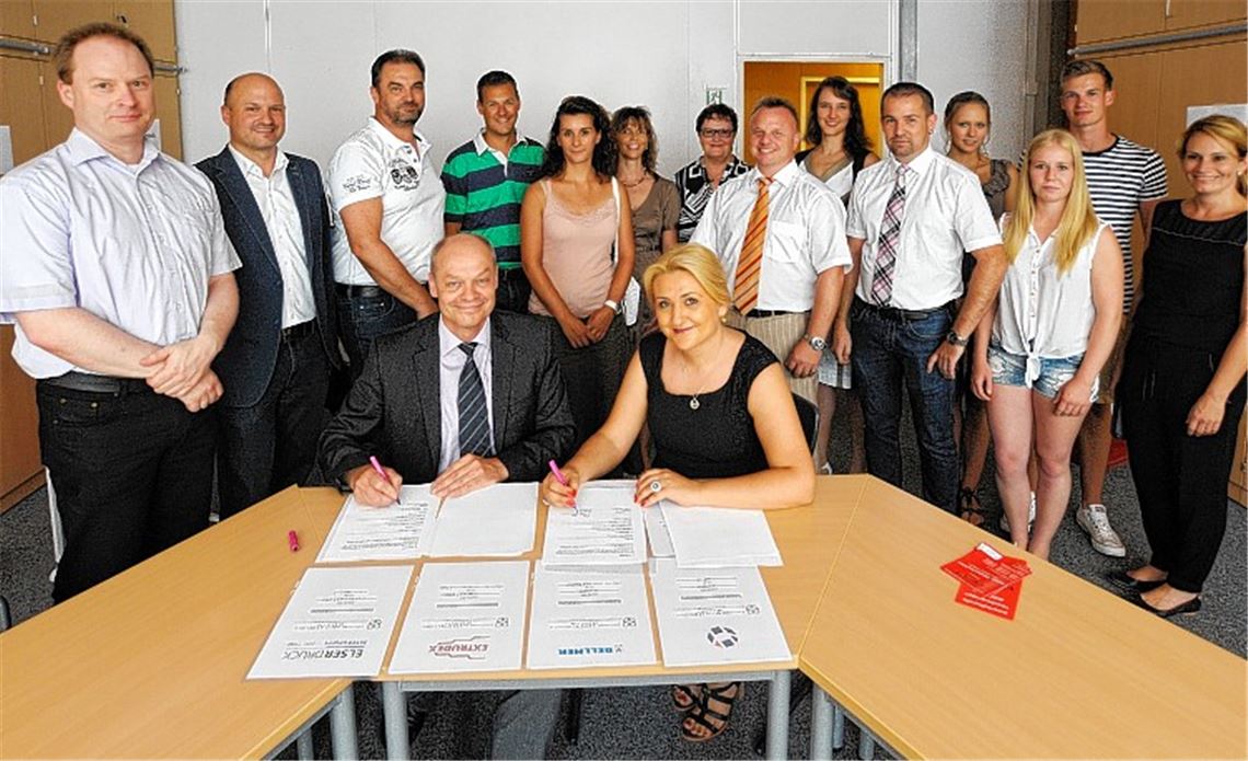Schulleiter Thomas Mühlbayer (v. li.) unterschreibt den Kooperationsvertrag mit zehn Partnern.
