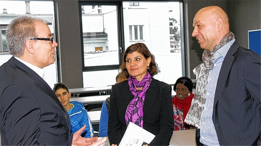 Schulleiter Ulrich Jäger (li.) im Gespräch mit Naime Dogan und Adnan Mumbasic. Die Unternehmer berichten über ihre Karrieren in Deutschland.