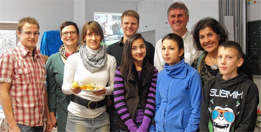 Schulleiter Wolfgang Axtmann ( 3. v. re.) und sein Kollegium von der Schule am Kinderzentrum Maulbronn. Mit auf dem Bild die Schülerinnen und Schüler Dustin, Christina und Sonija.