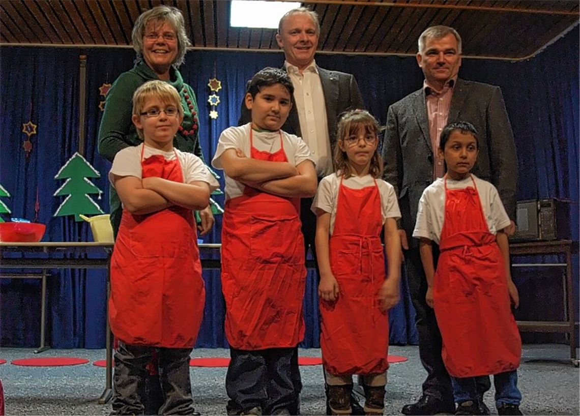 Schulleiterin Birgit Klepper (li.) und die Uhlandschüler freuen sich über die Spende, die Gert Meier und Michael Klaschka (re.) vom Rotary Club Mühlacker-Enzkreis überreichen. Foto: privat