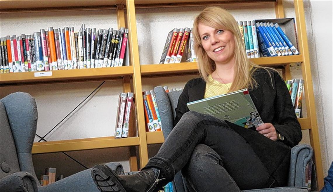„Die Zusammenarbeit fruchtet“ Schulleiterin Franziska Straub im erst kürzlich eingerichteten „Leseland“ der Hartfeldschule. Hier können sich die Kinder, fest verankert im Stundenplan, in Lesestoff unterschiedlicher Schwierigkeitsgrade vertiefen. Sessel, Matten und Kuscheltiere sorgen für eine angenehme Atmosphäre.Becker