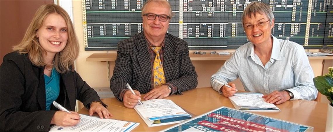 Schulleiterin Gertrud Pfitzer, Ulrich Regeisz-Siegerist und Jennifer Zapp (v.re.) unterzeichnen die Bildungspartnerschaft. 
