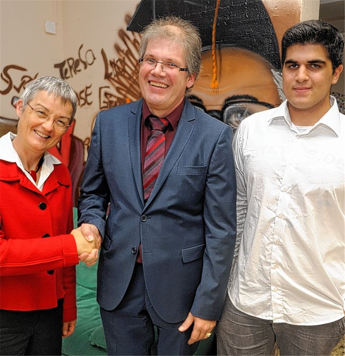 Schulleiterin Gertrud Pfitzer und Schülersprecher Botan Algac (re.) heißen Matthias Klewar als Konrektor willkommen.