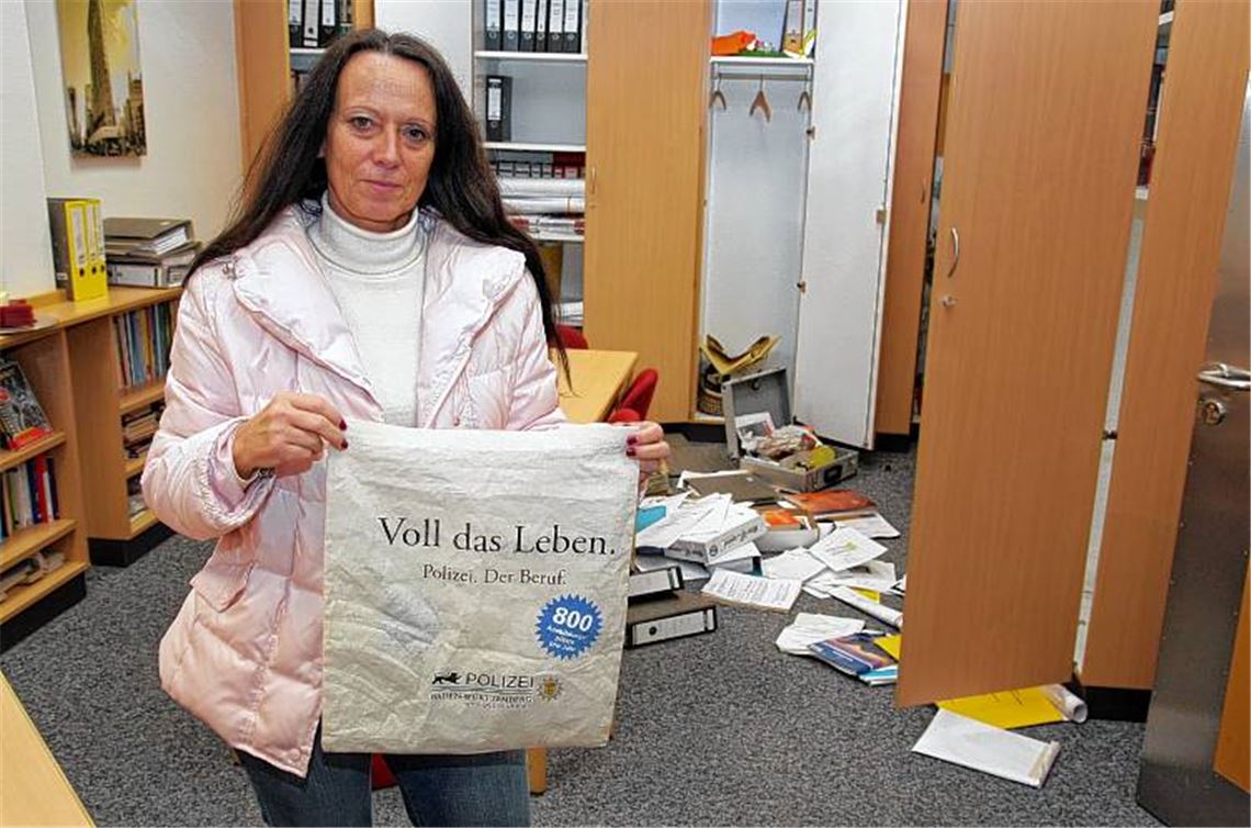 Schulleiterin Heidi Bopp nach dem Einbruch in ihrem Büro: Die Tragetasche, die für den Polizeiberuf wirbt, haben die Täter beim Durchwühlen der Räume auch gefunden, aber vorsichtshalber nicht mitgenommen. Fotos: Goertz