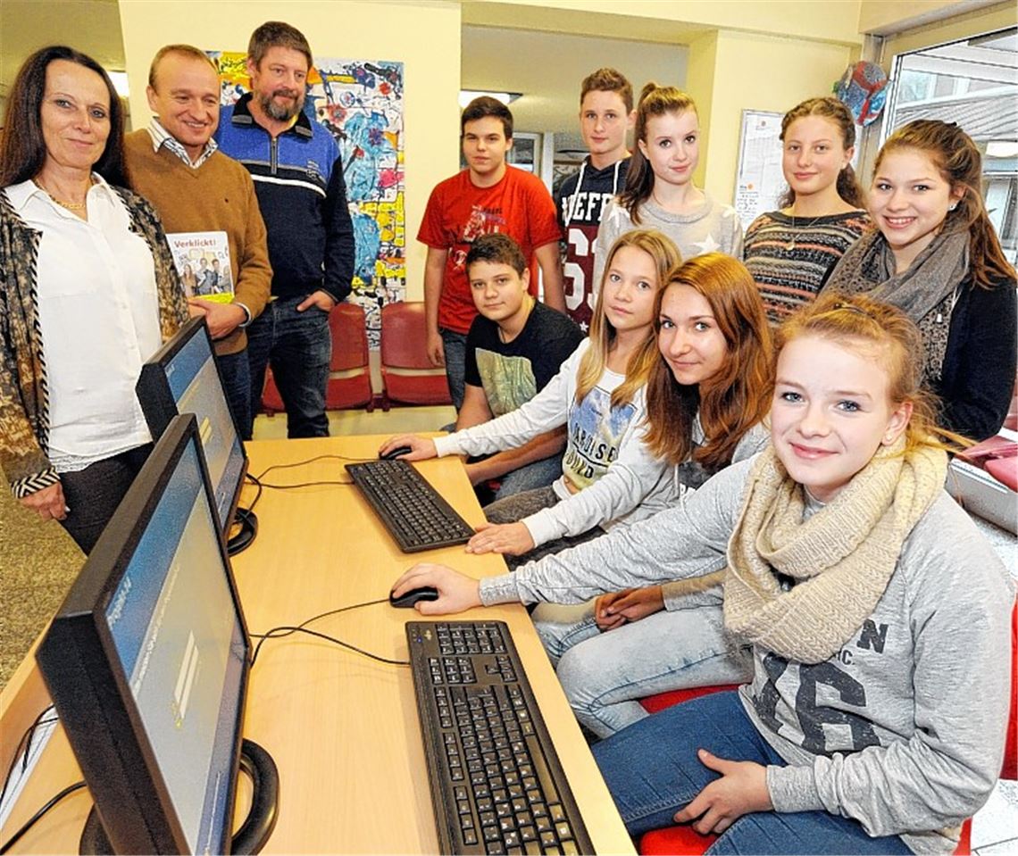 Schulleiterin Heidi Bopp und die Polizeibeamten Ingo Weimar und Peter Eitel (v. li.) wollen die Schüler für den richtigen Umgang mit neuen Medien sensibilisieren.