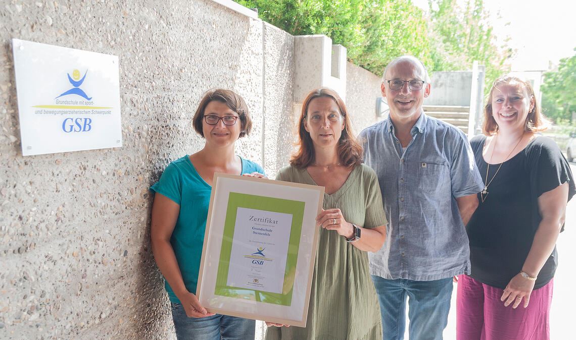 Sternenfelser Schule setzt auf Bewegung und Sport Schulleiterin Regina Meeh, Pädagogin Caroline Handtmann, Klaus Riekert, Stellvertreter der Bürgermeisterin, und Elternbeiratsvorsitzende Yvonne Gilson (v.li.) mit der Urkunde für eine bewegte Schule. Foto: Fotomoment