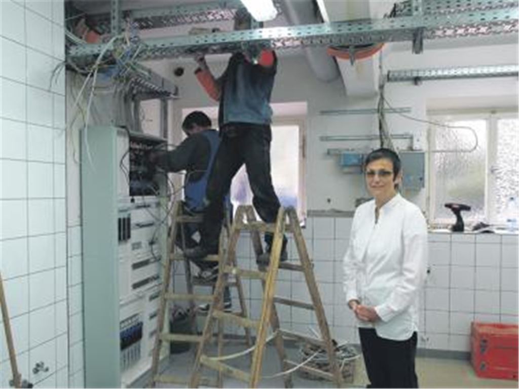 Schulleiterin Schellenberger-Hagenbucher in der Küche, aus der schon bald das warme Essen für den Ganztagsbetrieb in der Schillerschule kommen soll. Foto: Disselhoff