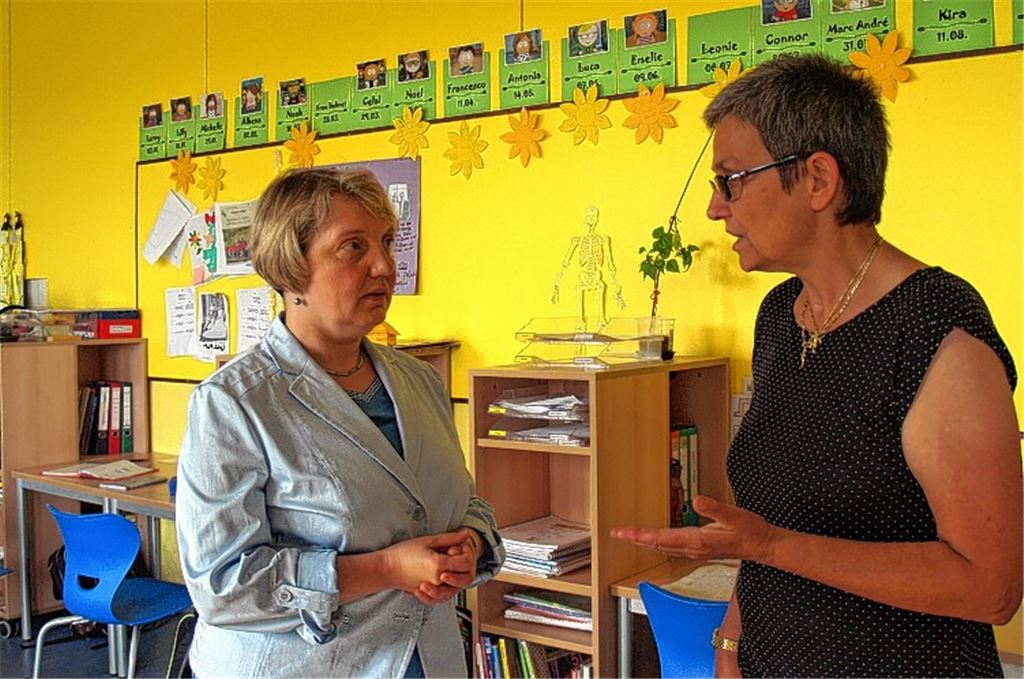 Schulleiterin Waltraud Schellenberger-Hagenbucher (re.) zeigt Katja Mast einige der für die neue Gemeinschaftsschule umgestalteten Klassenzimmer. Foto: Filitz