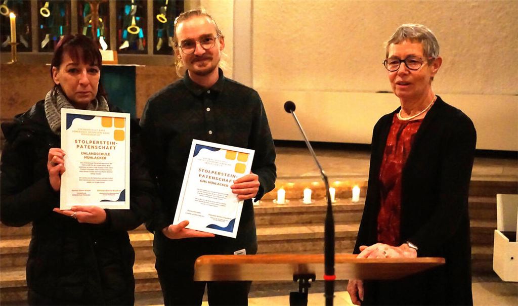 Schulsozialarbeiter nehmen die Urkunden der Stolperstein-Patenschaften von Christiane Bastian-Engelbert (re.) entgegen. Fotos: Bastian