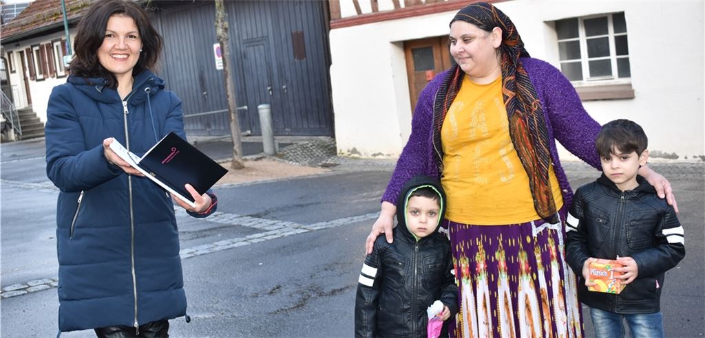 Schulsozialarbeiterin Krasimira Batolov (links) kommt zur Unterstützung der Schulkinder bei Bedarf auch persönlich vorbei – und dies nicht nur bei Angehörigen der Roma- und Sinti-Familien. Foto: bbk