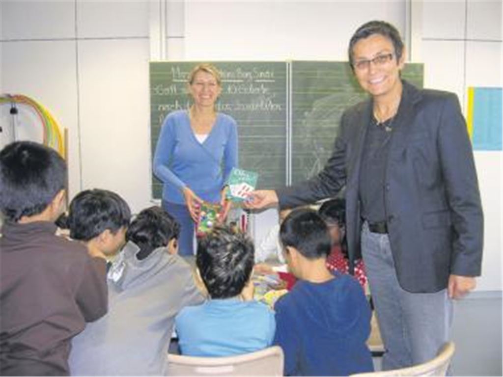 Schulsozialarbeiterin Lidia Kirschner und Rektorin Waltraud Schellenberger-Hagenbucher (re.) in einem der Betreuungsräume, die den Kindern in der Mittagspause zum Entspannen dienen.
Foto: Becker