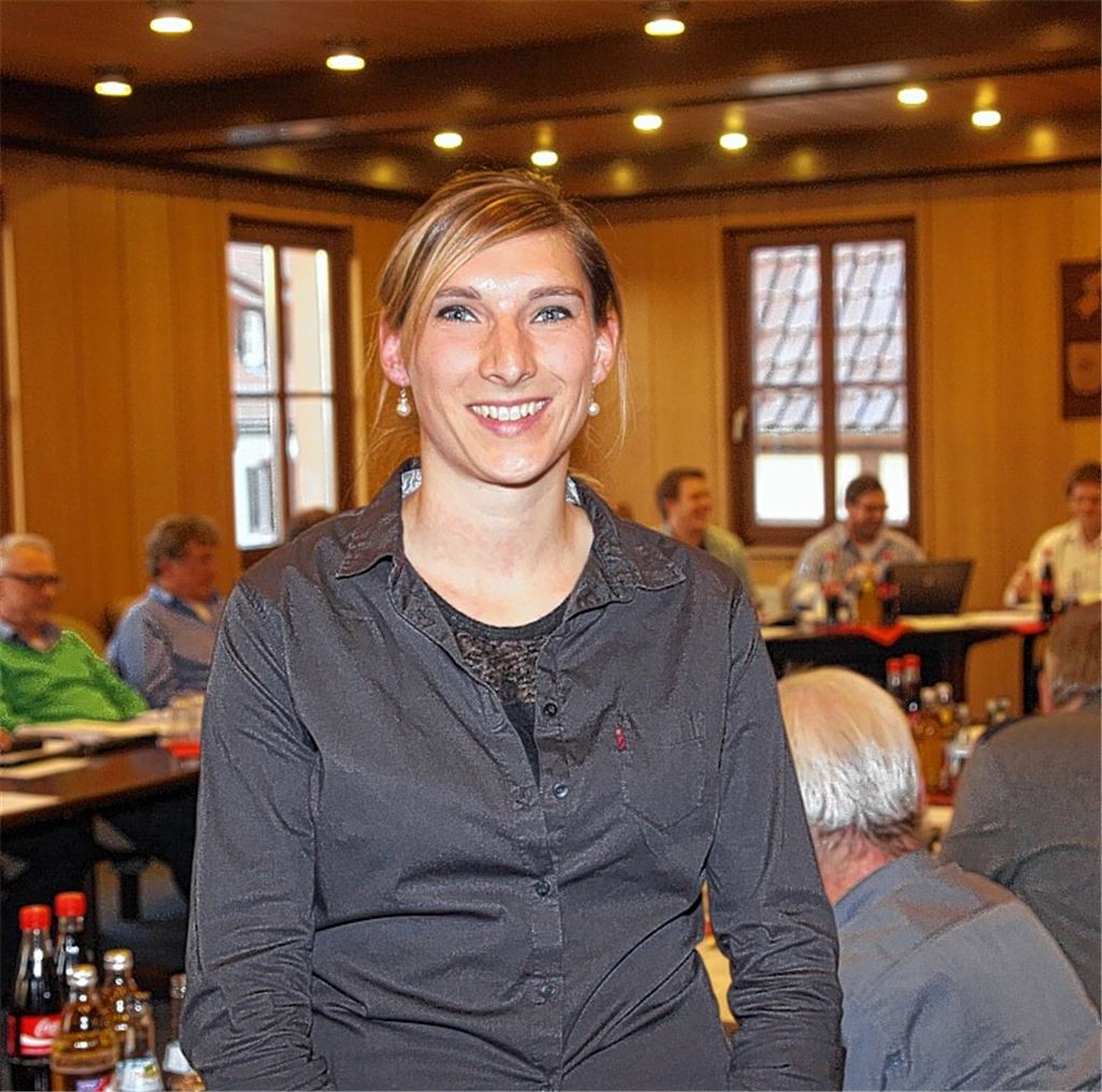 Schulsozialarbeiterin Mareike Burkhardt stellt sich Wiernsheims Gemeinderat vor.