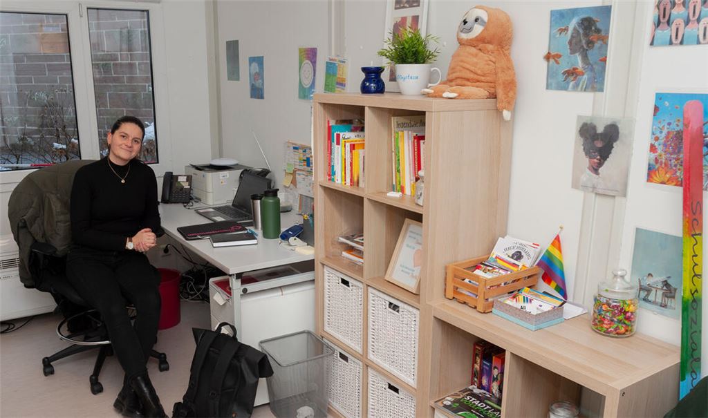 Schulsozialarbeiterin Victoria Körner in ihrem Container-Provisorium.
