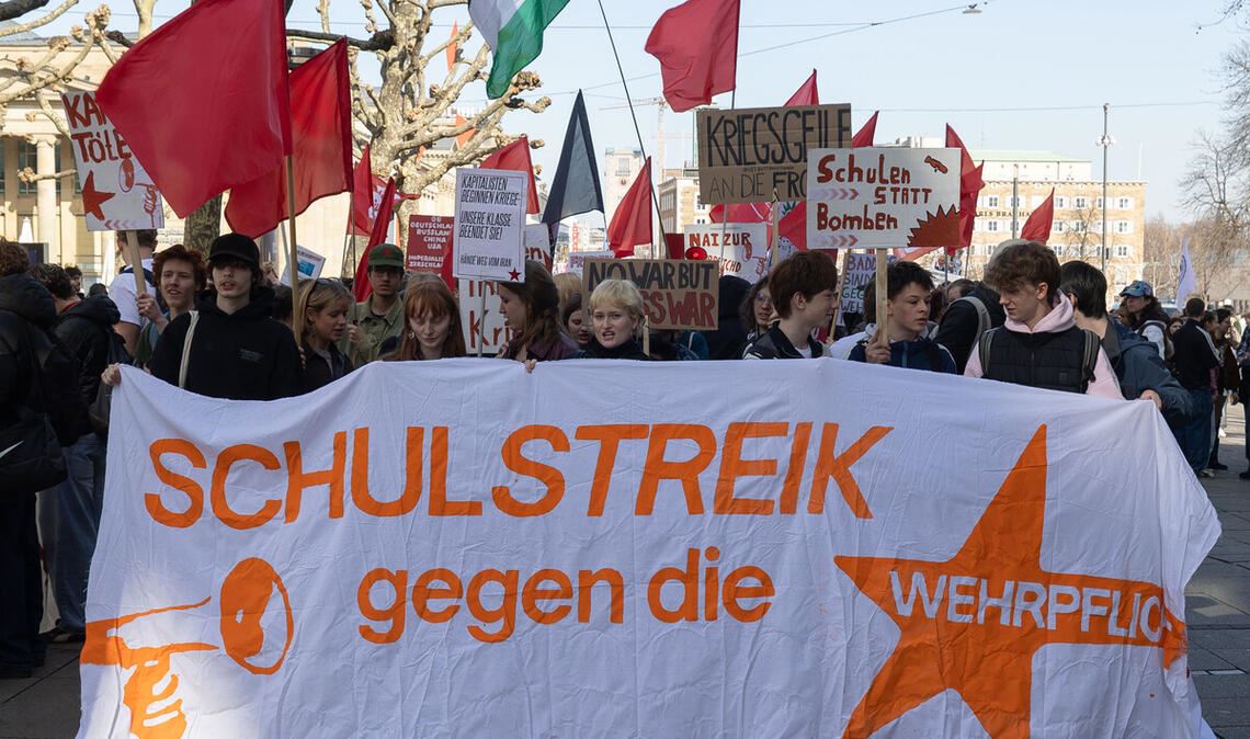 Schulstreik: Rund 500 Schülerinnen und Schüler bevölkerten am Donnerstag den Stuttgarter Schlossplatz
