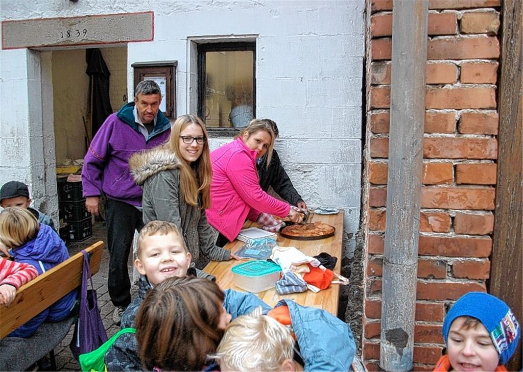 Kinder lernen Arbeit im Backhaus kennen
