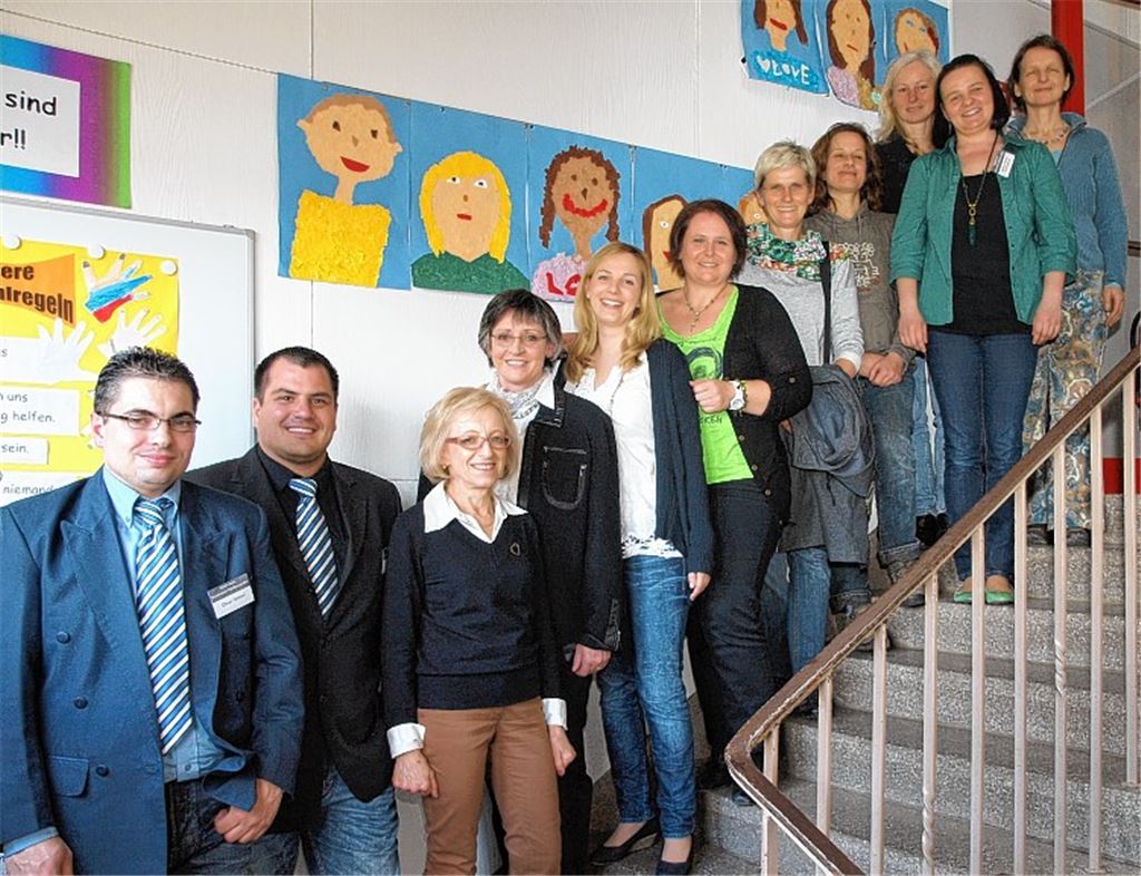 Schulter an Schulter: Oliver Höhner und Michael Lang vom Förderverein der Mühlhäuser Grundschule mit den Lehrerinnen und den Partnern für das Angebot der Nachmittagsbetreuung.