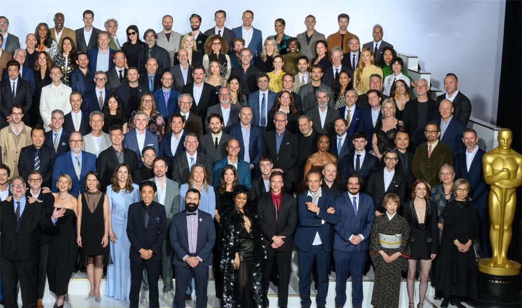 Schulter and Schulter stellen sich die Nominierten zum Klassenfoto auf.