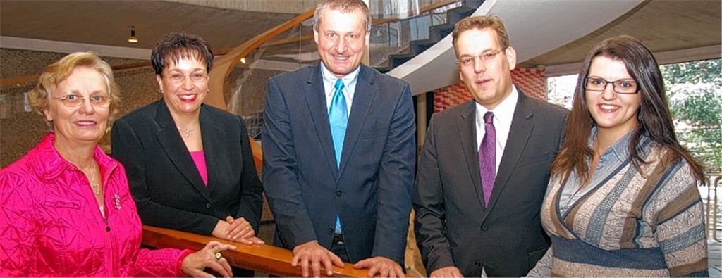Schulterschluss: Birgit Homburger (2. v. li.), Hans-Ulrich Rülke (Mitte) und Erik Schweickert mit der Ehren-Bezirksvorsitzenden Bärbl Maushart (li.) und der Stadtverbandsvorsitzenden Caroline Mai.